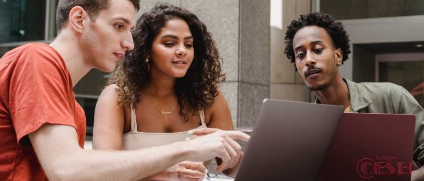 Habilidades do século XXI: competências essenciais para o sucesso dos estudantes. capa notícia