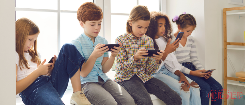 A influência das redes sociais na vida dos jovens: impactos, riscos e novas formas de comunicação capa notícia